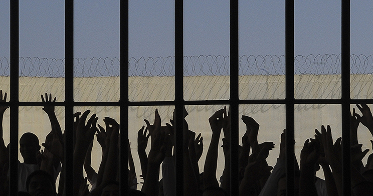 A inefetividade da Constituição Federal e da Lei de Execuções Penais no sistema prisional brasileiro