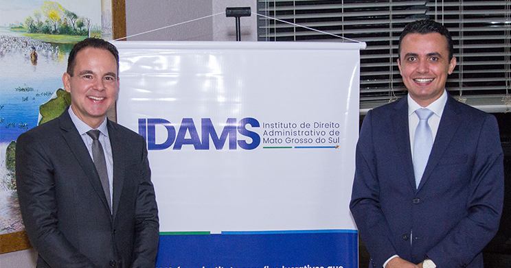 Parceria entre IDAMS e Editora Fórum garante doação de mil livros de direito a universidades