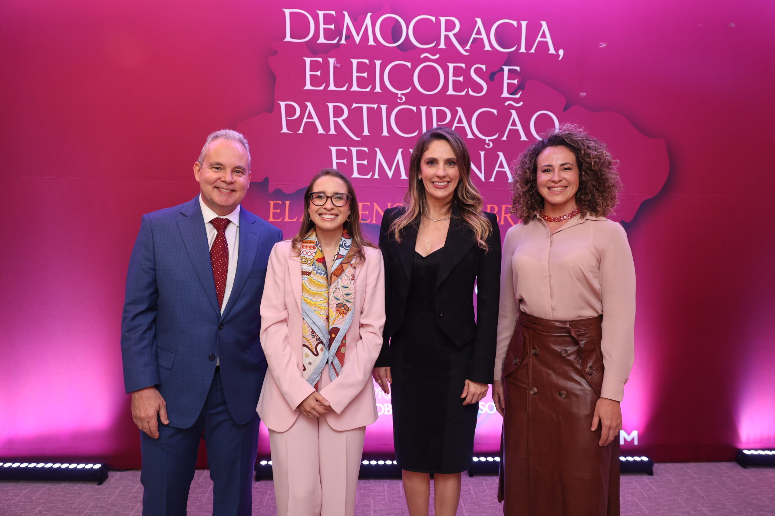 Luís Cláudio Ferreira, Presidente Editor da FÓRUM e Maria Amélia Mello, Diretora-Executiva, com as autoras Aline Osório e Letícia Giovanini