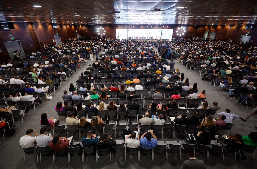 público no auditório para o Simpósio para o fortalecimento da gestão municipal no Pará (2025-2028)