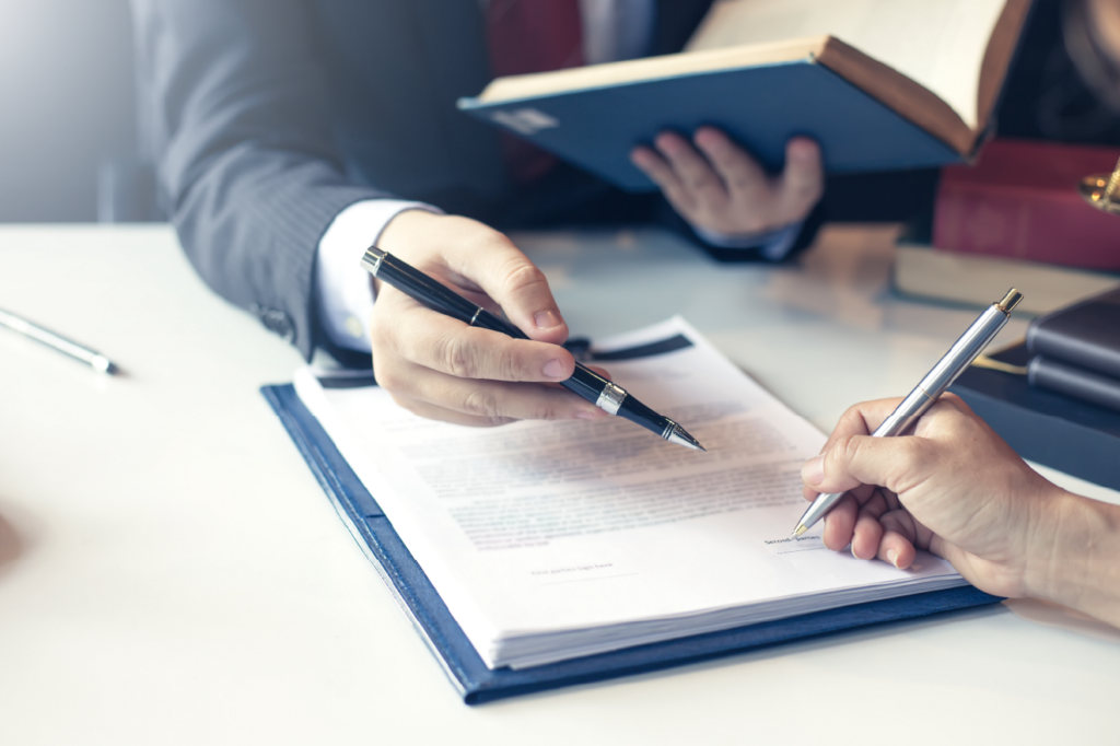 Homem apontando para o formulário de assinatura do acordo contratual